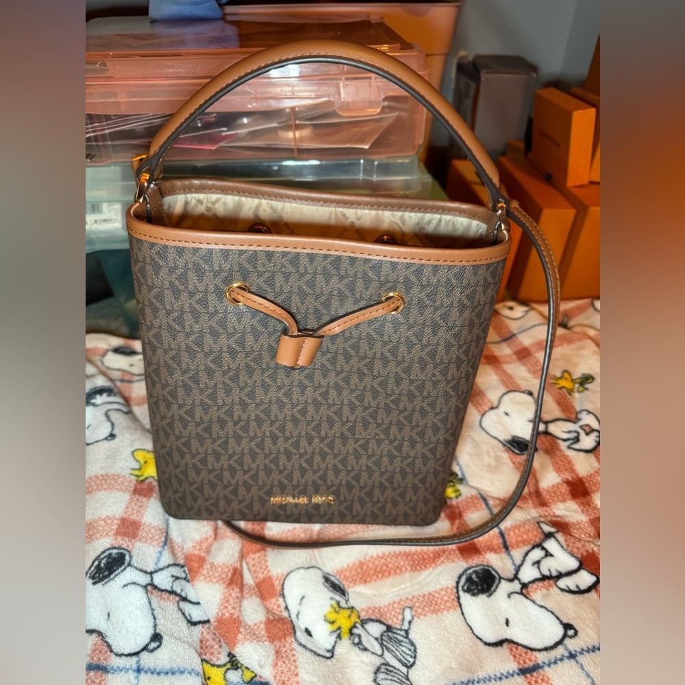 Michael kors mini bucket crossbody bag